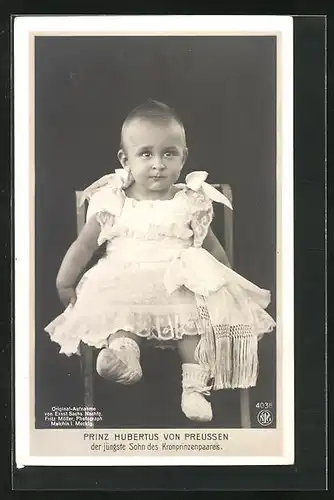AK Prinz Hubertus als niedlicher kleiner Bube auf einem Stuhl sitzend