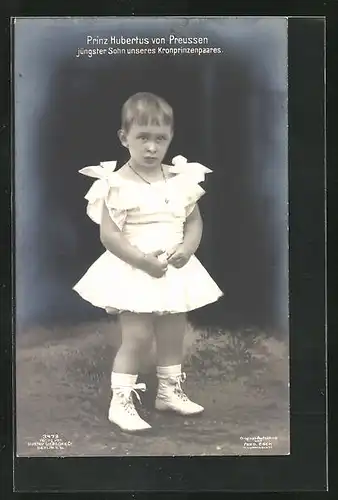 AK Prinz Hubertus von Preussen im Kleid auf einer Wiese stehend