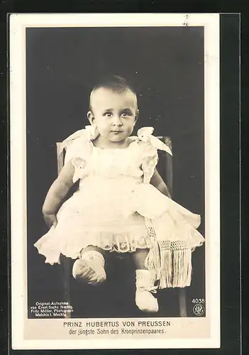AK Prinz Hubertus als niedlicher kleiner Bube auf einem Stuhl sitzend