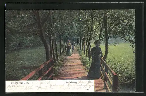 AK Glücksburg, Spaziergänger auf einem Waldweg