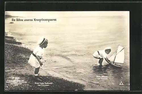 AK Prinz Louis Ferdinand und Prinz Wilhelm von Preussen lassen ein Segelboot zu Wasser