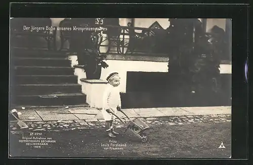 AK Prinz Louis Ferdinand von Preussen mit seiner kleinen Schubkarre