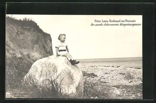 AK Prinz Louis Ferdinand von Preussen sitzt am Strand auf einem grossen Stein