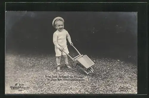 AK Prinz Louis Ferdinand von Preussen spielt mit seiner kleinen Schubkarre