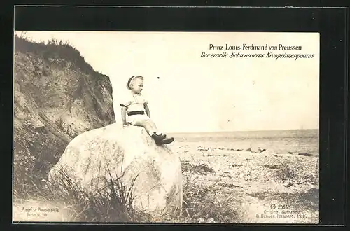 AK Prinz Louis Ferdinand von Preussen sitzt am Strand auf einem grossen Stein