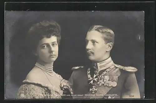 AK Prinz Eitel Friedrich von Preussen in Uniform mit seiner Braut Herzogin Sophie Charlotte