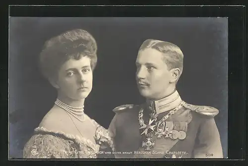 AK Prinz Eitel Friedrich von Preussen in Uniform mit seiner Braut Herzogin Sophie Charlotte