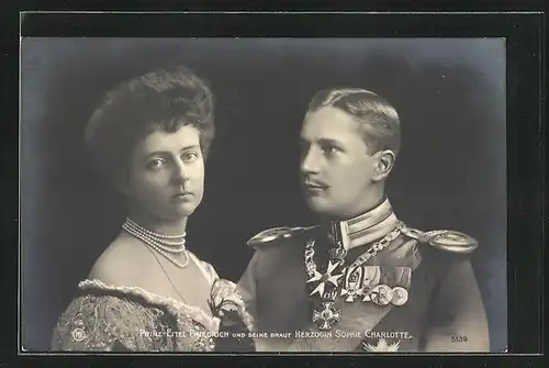 AK Prinz Eitel Friedrich von Preussen in Uniform mit seiner Gemahlin