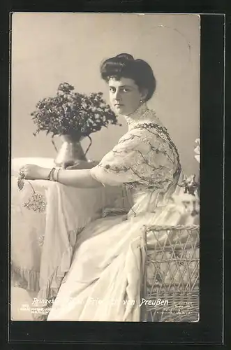 AK Prinzessin Eitel Friedrich von Preussen auf einem Stuhl sitzend