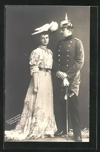AK Prinz Eitel Friedrich von Preussen in Uniform mit Pickelhaube und seine Braut Herzogin Sophie Charlotte von Oldenburg