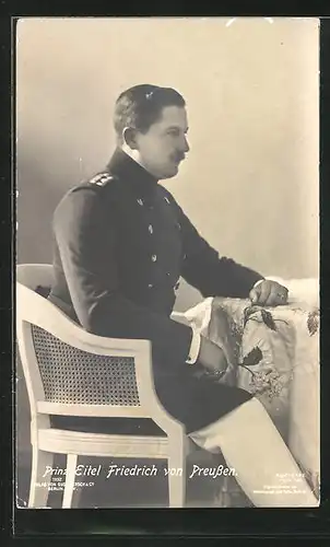 AK Prinz Eitel Friedrich von Preussen in Uniform an einem Tisch sitzend