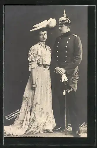 AK Prinz Eitel Friedrich von Preussen in Uniform mit Pickelhaube und Gemahlin