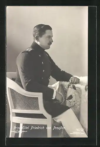 AK Prinz Eitel Friedrich von Preussen in Uniform an einem Tisch sitzend