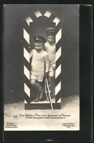 AK Prinz Louis Ferdinand und Prinz Wilhelm von Preussen spielen Wachsoldaten