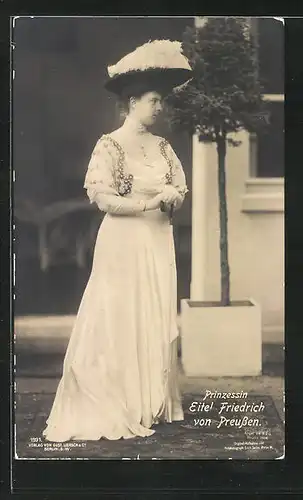 AK Prinzessin Eitel Friedrich von Preussen im Garten