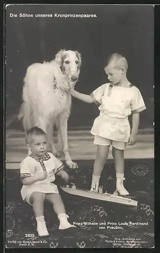 AK Prinz Louis Ferdinand und Prinz Wilhelm von Preussen mit Hund und Kriegsschiff-Modell