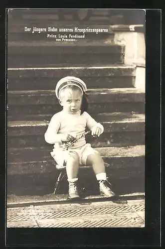 AK Prinz Louis Ferdinand von Preussen sitzt auf einer Treppe, Kinderbild