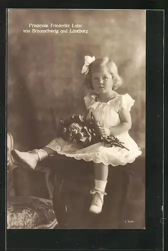 AK Prinzessin Friederike Luise von Braunschweig und Lüneburg mit Schleife im Haar und Blumenstrauss in der Hand