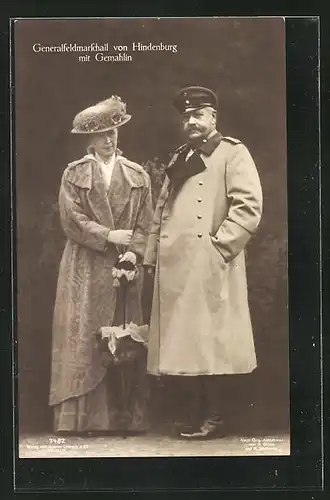 AK Generalfeldmarschall Paul von Hindenburg in Uniform mit Gemahlin