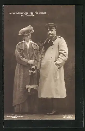 AK Generalfeldmarschall Paul von Hindenburg in Uniform mit Gemahlin