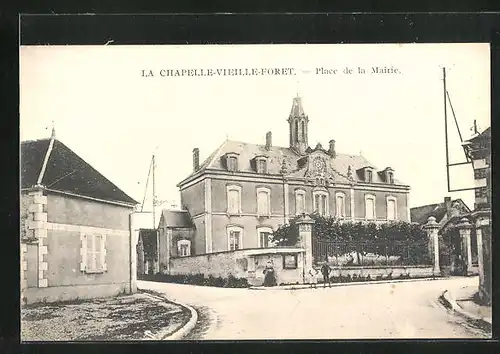 AK La Chapelle-Vieille-Foret, Place de la Mairie