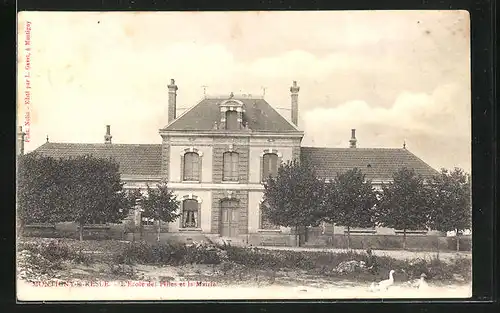 AK Montigny-la-Resle, L`Ecole des Filles et la Mairie