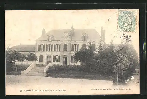 AK Monèteau, La Mairie et les Ecoles