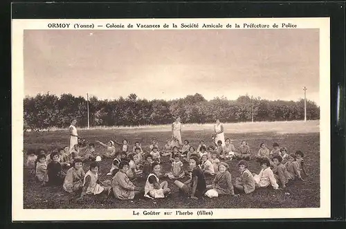 AK Ormoy, Colonie de Vacances de la Sociètè Amicale de la Prèfecture de Police - Le Gouter sur l`herbe