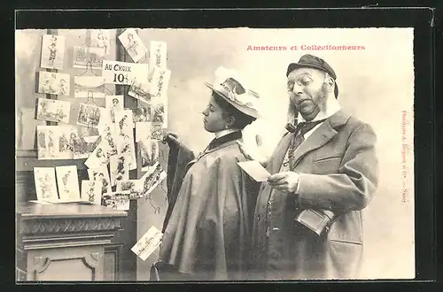 AK Paar betrachtet die Ansichtskarten am Kiosk, Amateurs et Collectionneurs, Ansichtskartengeschichte