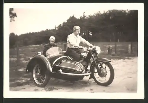 Fotografie Motorrad DKW-Gespann, Fahrer auf Krad & Mädchen im Seitenwagen