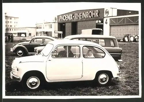 Fotografie Auto Fiat 600 am Flughafen Düsseldorf, Werkhalle Phoenix-Rheinrohr