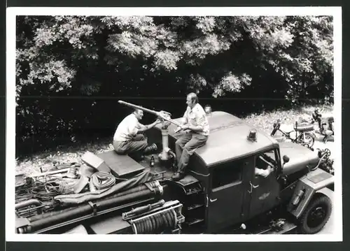 Fotografie Lastwagen Feuerwehr Löschfahrzeug, Feuerwehrleute testen Spritze