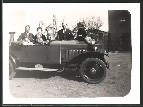 Fotografie Auto Opel Cabrio, stolze Familie posiert mit PKW