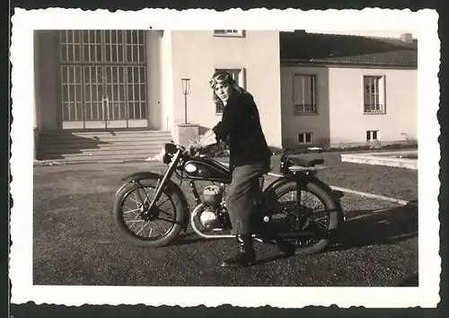 Fotografie Motorrad Zündapp, Bursche mit Haube & Schutzbrille auf Krad sitzend