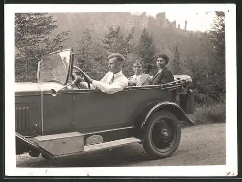 Fotografie Auto Opel Cabrio, junger Fahrer & Damen im offenen Reisewagen
