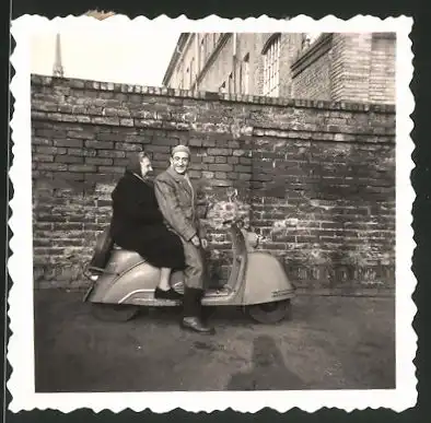 Fotografie Motorrad Glas-Goggo, Paar auf Motorroller sitzend