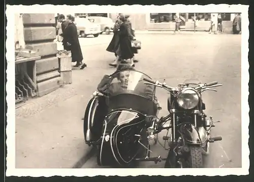Fotografie Motorrad Zündapp-Gespann, Krad mit Seitenwagen am Strassenrand