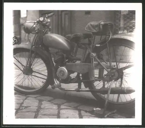 Fotografie Motorrad, LKrad am Strassenrand abgestellt
