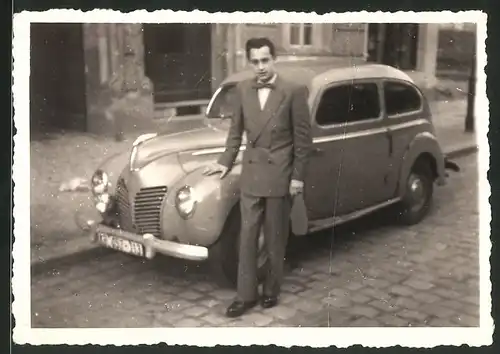 Fotografie Auto Ford Taunus, junger Mann im Anzug nebst PKW