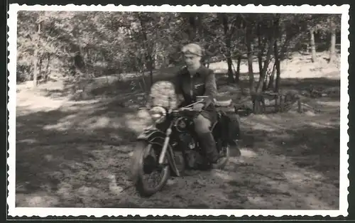 Fotografie Motorrad AWO 425 T, Bursche mit Schutzbrille auf Krad sitzend