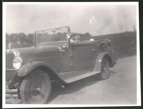 Fotografie Auto Wanderer-Puppchen Cabrio, Kleinkinder im offenen PKW