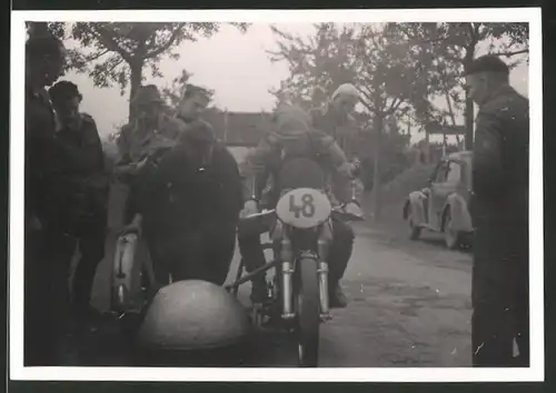 Fotografie Motorrad-Gespann, Motorrad-Seitenwagenrennen, Krad mit Startnummer 48