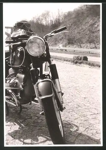 Fotografie Motorrad BMW-Boxer, Krad auf einem Autobahn-Rastplatz