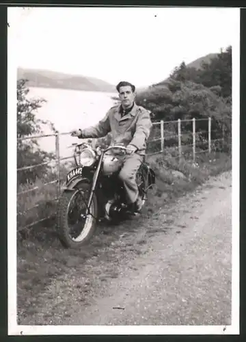 Fotografie Motorrad BSA, Fahrer auf Krad mit Kennzeichen: KHA442