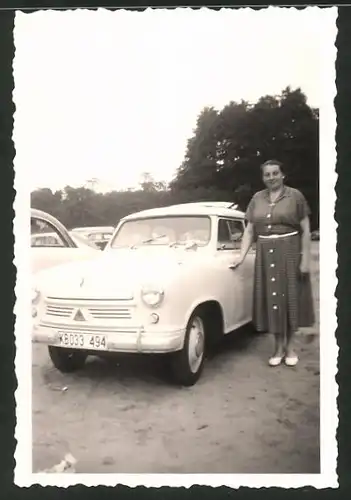 Fotografie Auto Lloyd, Hausfrau neben PKW mit Faltdach