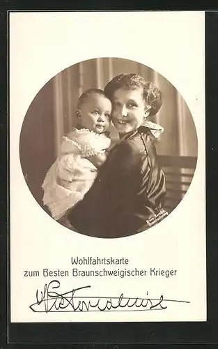 AK Victoria Louise Herzogin von Braunschweig mit Kind auf dem Arm, 1915