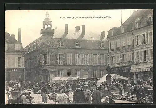 AK Avallon, Place de l'Hotel-de-Ville