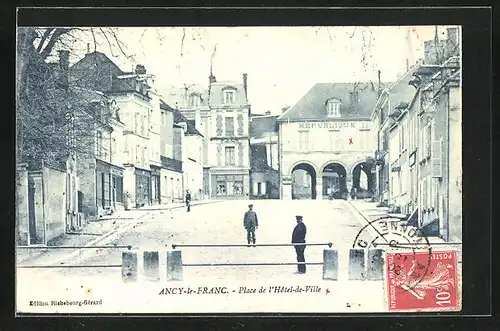 AK Ancy-le-Franc, Place de l'Hotel-de-Ville