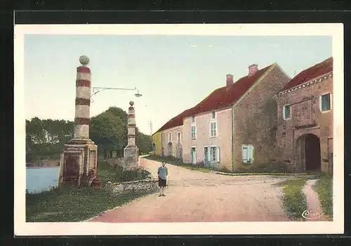 AK Nuits-sous-Ravières, Les Colonnes et l'Ancienne Porte