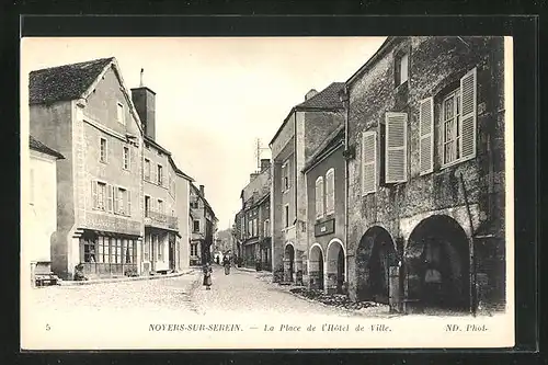 AK Noyers-sur-Serein, La Place de l'Hotel de Ville